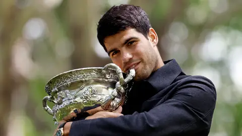 Carlos Alcaraz posa con el trofeo del Open de Australia en Melbourne Carlos Alcaraz posa con el trofeo del Open de Australia en Melbourne