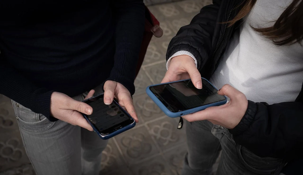 AMPA valencianas creen "necesario" regular el acceso de menores a redes sociales y educar en competencias digitales