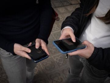 AMPA valencianas creen "necesario" regular el acceso de menores a redes sociales y educar en competencias digitales