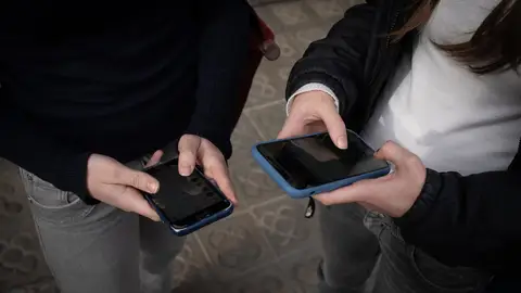 AMPA valencianas creen "necesario" regular el acceso de menores a redes sociales y educar en competencias digitales AMPA valencianas creen "necesario" regular el acceso de menores a redes sociales y educar en competencias digitales