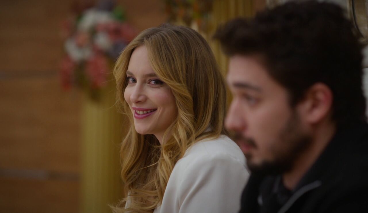 &iexcl;Sin familia y con testigos extra&ntilde;os! Maral y Uras se casan en secreto en un &uacute;ltimo acto de rebeld&iacute;a