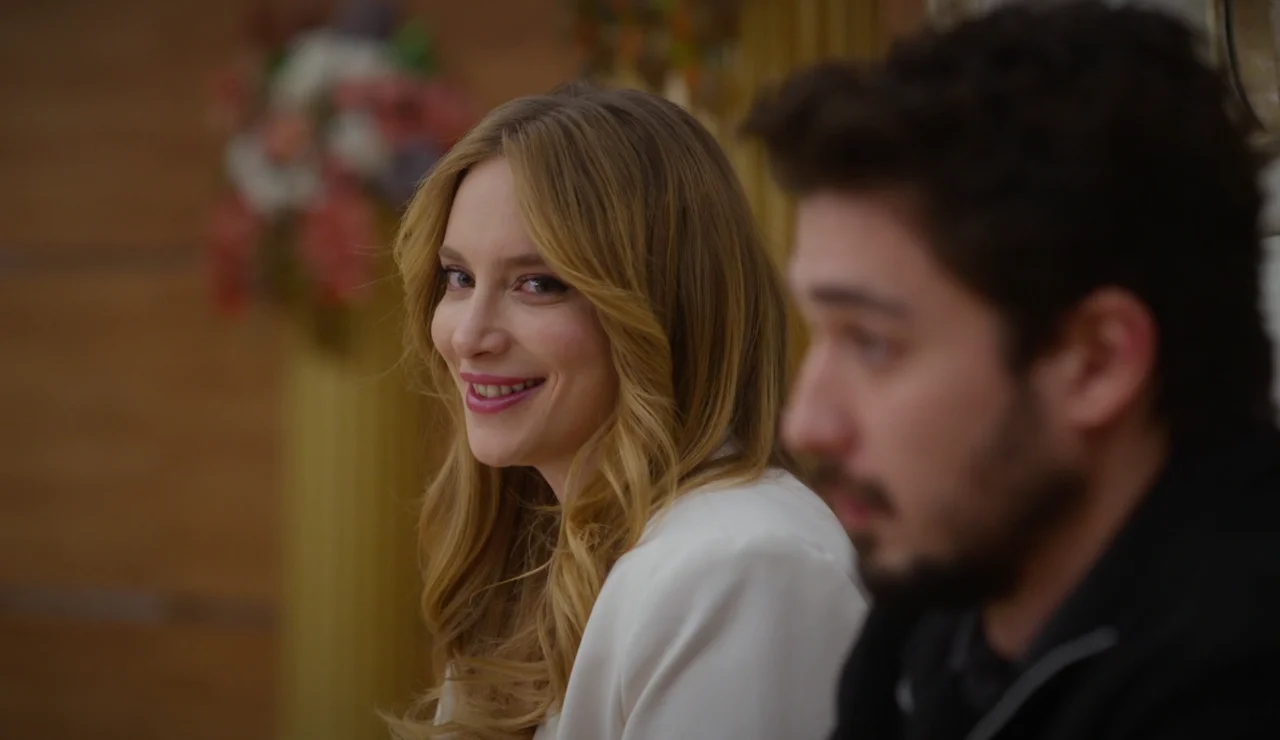 ¡Sin familia y con testigos extraños! Maral y Uras se casan en secreto en un último acto de rebeldía