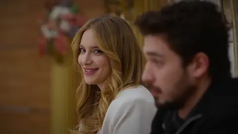 ¡Sin familia y con testigos extraños! Maral y Uras se casan en secreto en un último acto de rebeldía ¡Sin familia y con testigos extraños! Maral y Uras se casan en secreto en un último acto de rebeldía