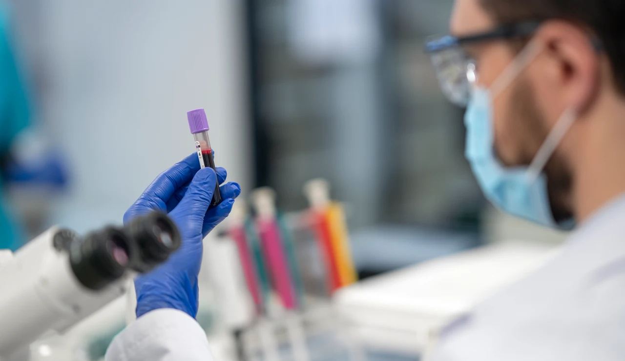 Doctor realizando investigaciones médicas en laboratorio