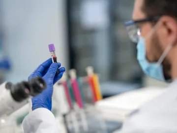 Doctor realizando investigaciones médicas en laboratorio Doctor realizando investigaciones médicas en laboratorio