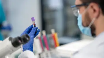 Doctor realizando investigaciones médicas en laboratorio Doctor realizando investigaciones médicas en laboratorio