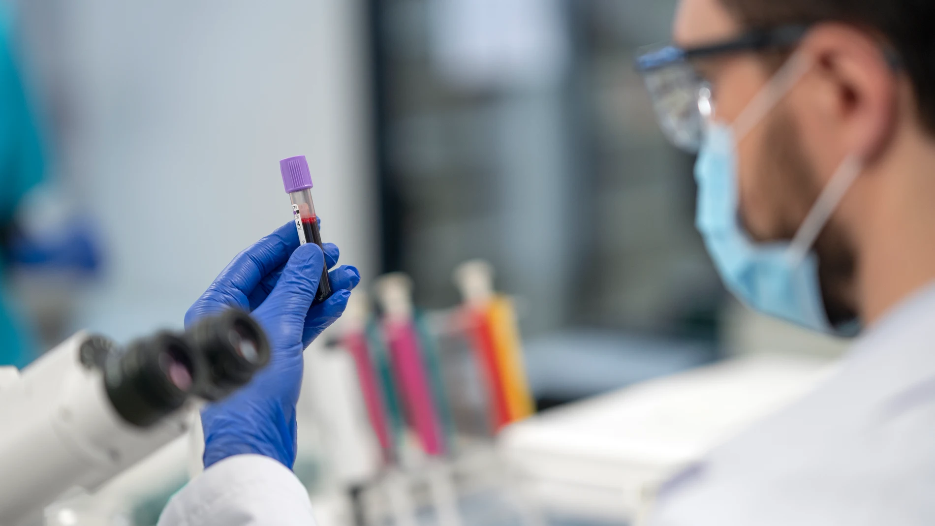 Doctor realizando investigaciones médicas en laboratorio Doctor realizando investigaciones médicas en laboratorio