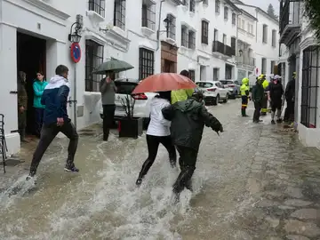 Vecinos de Grazalema corren por una calle inundada debido a las intensas lluvias que se registran este miércoles en la localidad gaditana Vecinos de Grazalema corren por una calle inundada debido a las intensas lluvias que se registran este miércoles en la localidad gaditana