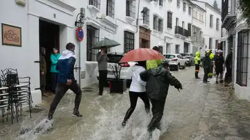 Vecinos de Grazalema corren por una calle inundada debido a las intensas lluvias que se registran este miércoles en la localidad gaditana Vecinos de Grazalema corren por una calle inundada debido a las intensas lluvias que se registran este miércoles en la localidad gaditana