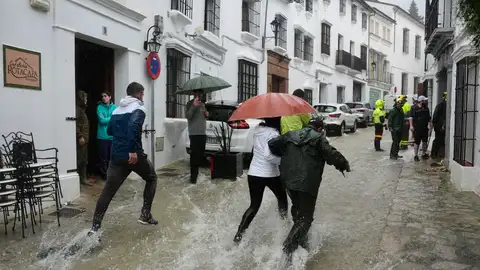 Vecinos de Grazalema corren por una calle inundada debido a las intensas lluvias que se registran este miércoles en la localidad gaditana Vecinos de Grazalema corren por una calle inundada debido a las intensas lluvias que se registran este miércoles en la localidad gaditana