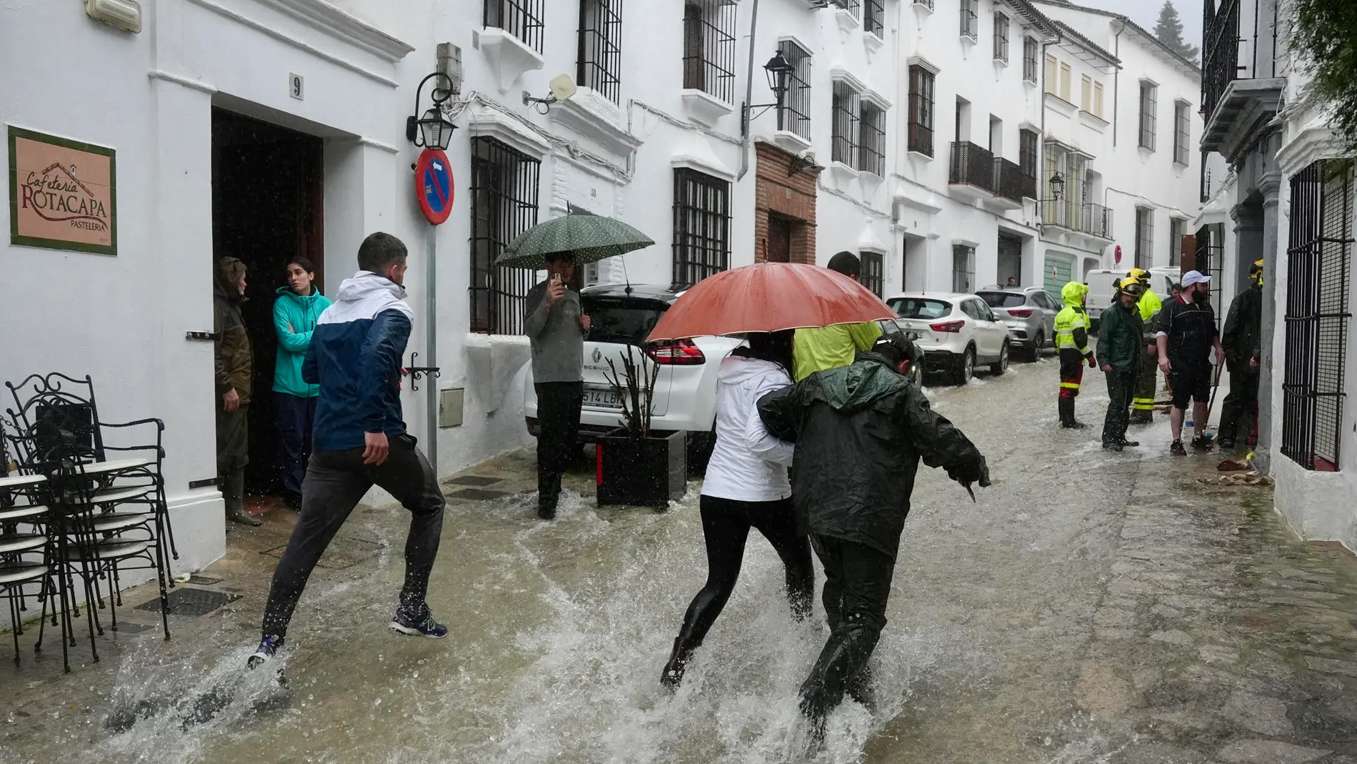 Vecinos de Grazalema corren por una calle inundada debido a las intensas lluvias que se registran este miércoles en la localidad gaditana Vecinos de Grazalema corren por una calle inundada debido a las intensas lluvias que se registran este miércoles en la localidad gaditana