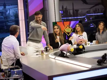 Joaquín Sánchez y Susana Saborido se enfrentan a Daniela y Salma en un desternillante reto musical Joaquín Sánchez y Susana Saborido se enfrentan a Daniela y Salma en un desternillante reto musical