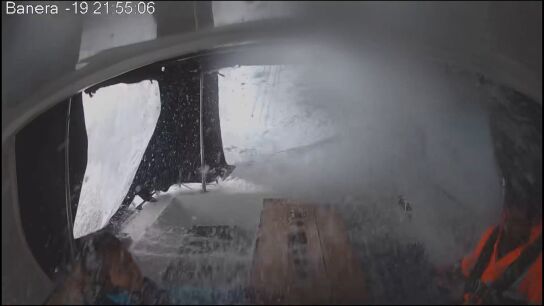 El momento en que una ola de diez metros barre la cubierta del velero de Paula Gonzalvo y Pedro Jim&eacute;nez