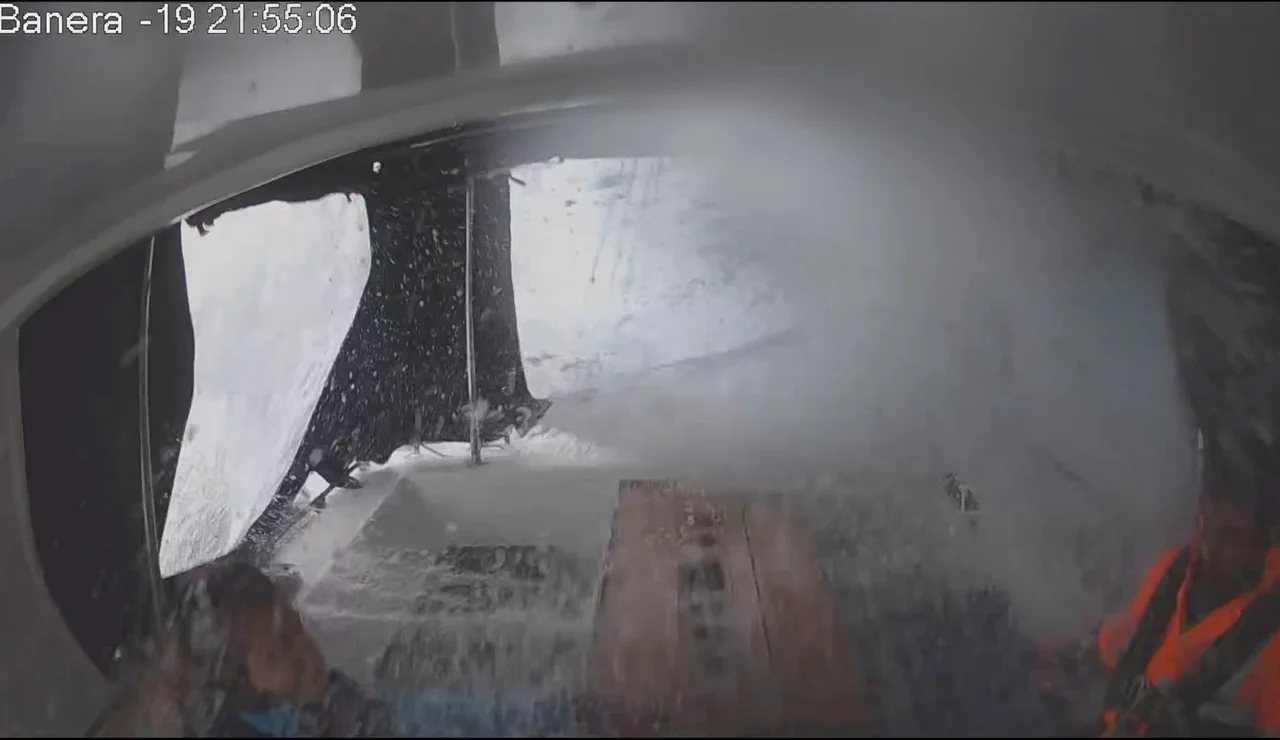 El momento en que una ola de diez metros barre la cubierta del velero de Paula Gonzalvo y Pedro Jiménez