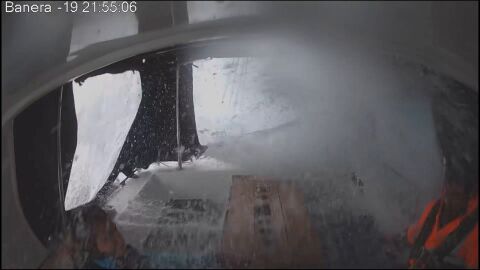 El momento en que una ola de diez metros barre la cubierta del velero de Paula Gonzalvo y Pedro Jim&eacute;nez