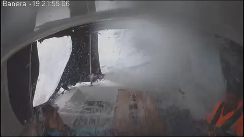 El momento en que una ola de diez metros barre la cubierta del velero de Paula Gonzalvo y Pedro Jiménez El momento en que una ola de diez metros barre la cubierta del velero de Paula Gonzalvo y Pedro Jiménez
