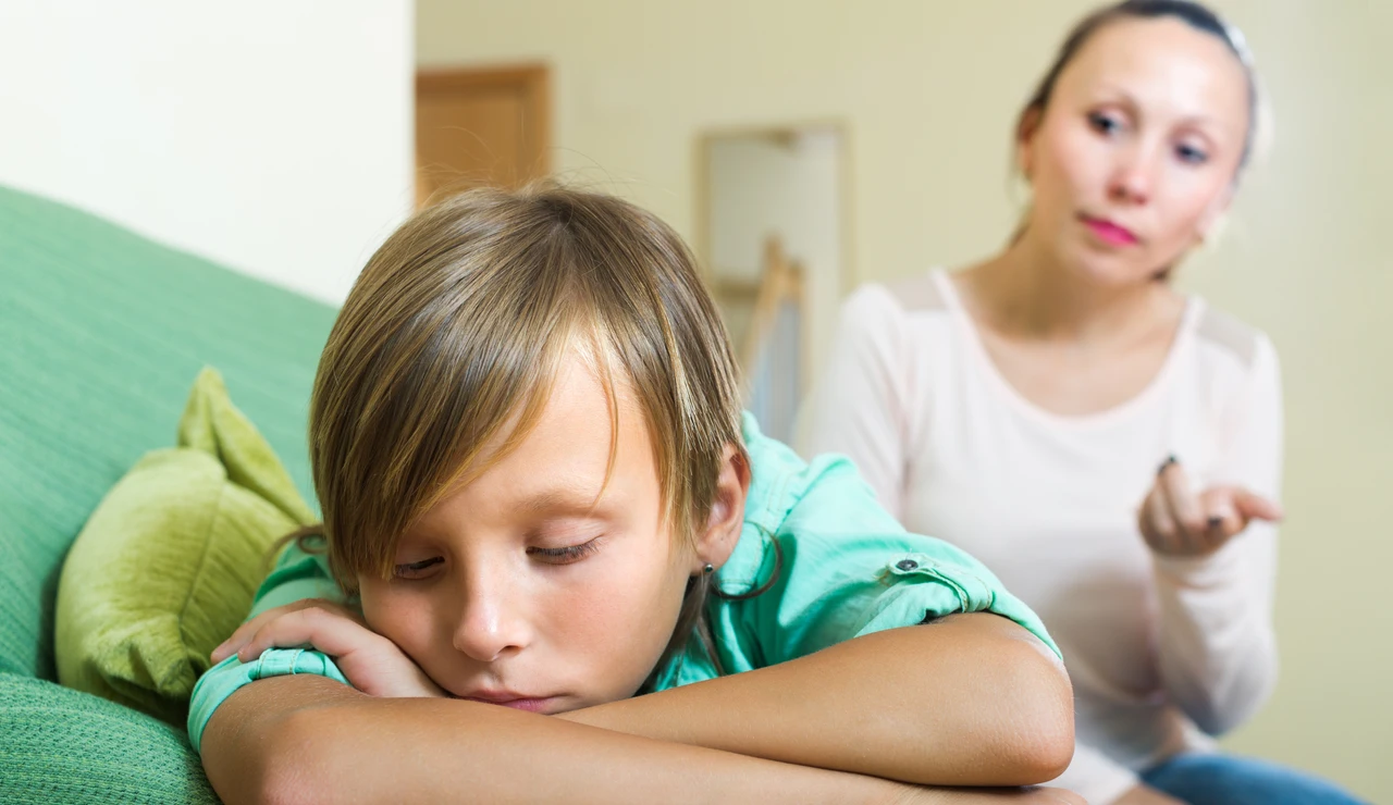 Madre hablando con su hijo