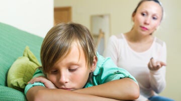 Madre hablando con su hijo