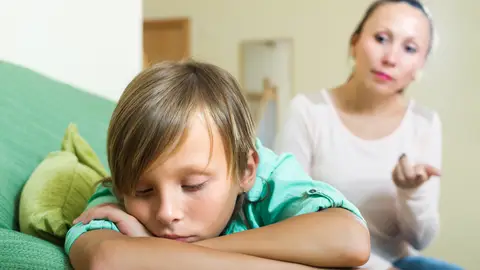 Madre hablando con su hijo Madre hablando con su hijo