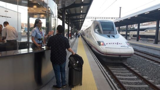 Un tren AVE en la estaci&oacute;n