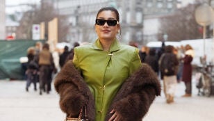 Mujer con abrigo verde matcha