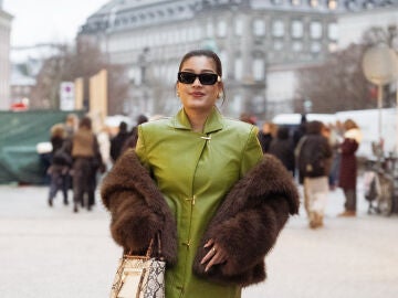 Mujer con abrigo verde matcha