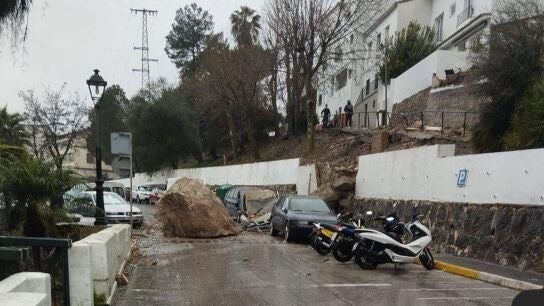  Herida una persona en Ubrique al derrumbarse una vivienda tras desprenderse una roca de la monta&ntilde;a