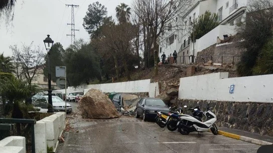 Herida una persona en Ubrique al derrumbarse una vivienda tras desprenderse una roca de la montaña Herida una persona en Ubrique al derrumbarse una vivienda tras desprenderse una roca de la montaña