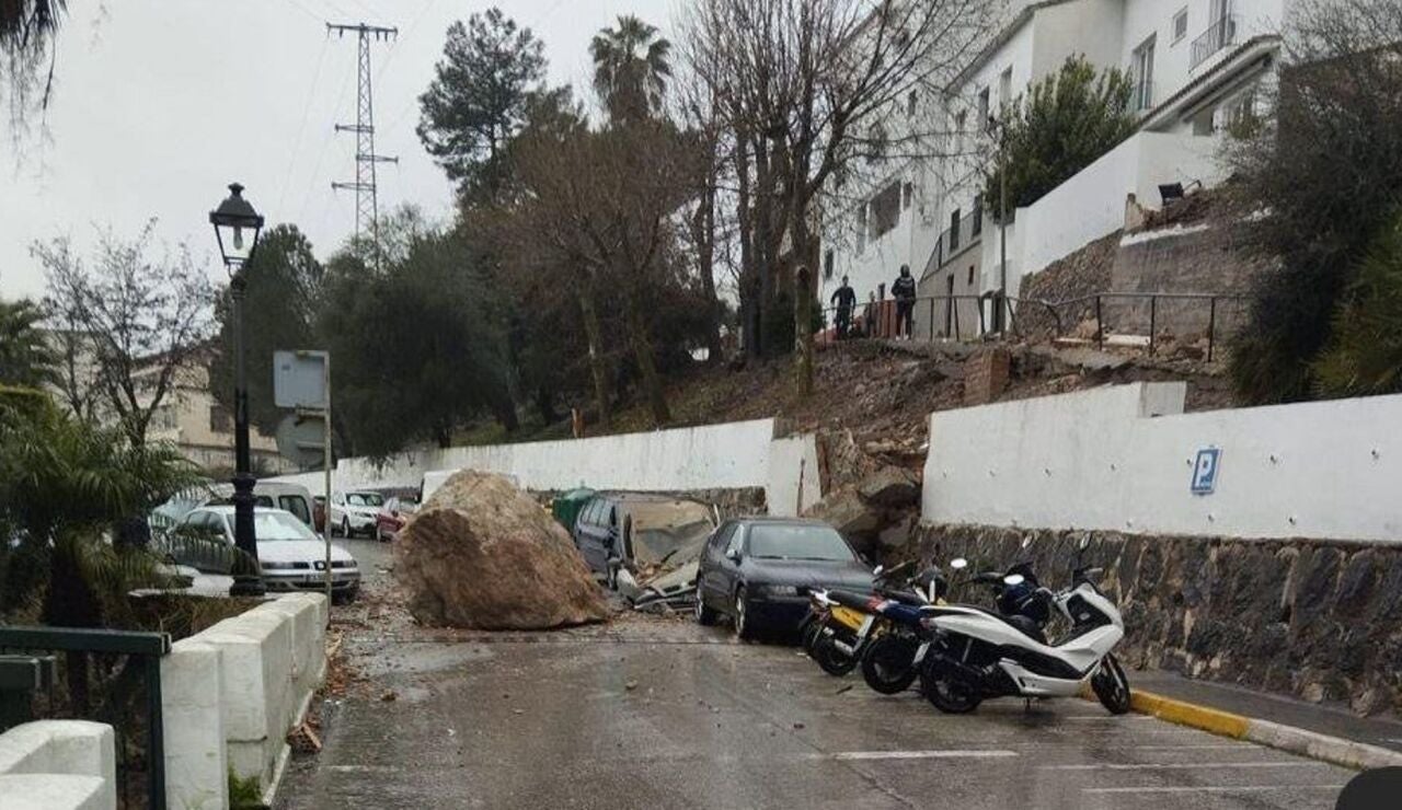  Herida una persona en Ubrique al derrumbarse una vivienda tras desprenderse una roca de la monta&ntilde;a