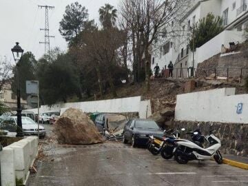  Herida una persona en Ubrique al derrumbarse una vivienda tras desprenderse una roca de la monta&ntilde;a