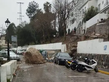 Herida una persona en Ubrique al derrumbarse una vivienda tras desprenderse una roca de la montaña Herida una persona en Ubrique al derrumbarse una vivienda tras desprenderse una roca de la montaña