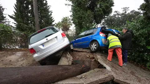 Dos personas junto a unos vehículos atrapados al levantarse el pavimento tras caerse un árbol este miércoles en Los Barrios (Cádiz), debido al fuerte temporal de levante que azota la zona del Campo de Gibraltar Dos personas junto a unos vehículos atrapados al levantarse el pavimento tras caerse un árbol este miércoles en Los Barrios (Cádiz), debido al fuerte temporal de levante que azota la zona del Campo de Gibraltar