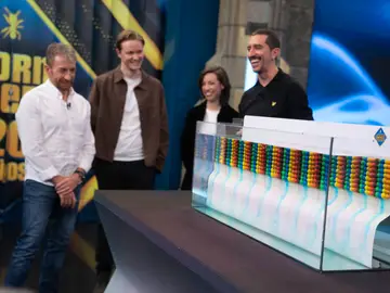 El 'pantone acaramelado' con el que Marron ha sorprendido a Rosa y Manu en El Hormiguero El 'pantone acaramelado' con el que Marron ha sorprendido a Rosa y Manu en El Hormiguero
