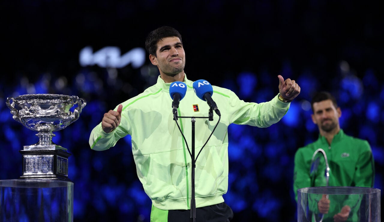 Carlos Alcaraz habla en la Rod Laver Arena tras ganar el Open de Australia 2026