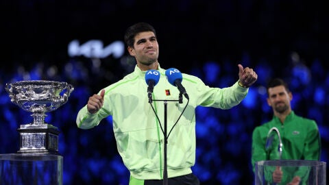Carlos Alcaraz habla en la Rod Laver Arena tras ganar el Open de Australia 2026
