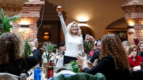 Rosa Benito celebrando su 70 cumpleaños