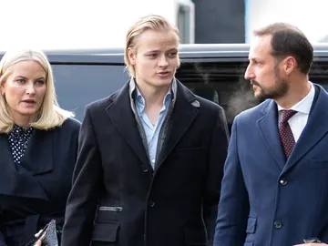 Mette-Marit, Marius Borg y el príncipe Haakon en 2017 Mette-Marit, Marius Borg y el príncipe Haakon en 2017
