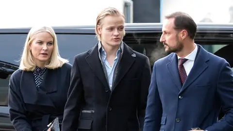 Mette-Marit, Marius Borg y el príncipe Haakon en 2017 Mette-Marit, Marius Borg y el príncipe Haakon en 2017