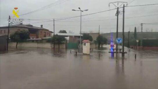 La Guardia Civil continúa realizando labores de auxilio y apoyo a los vecinos afectados por el temporal que está azotando la provincia de Cáceres