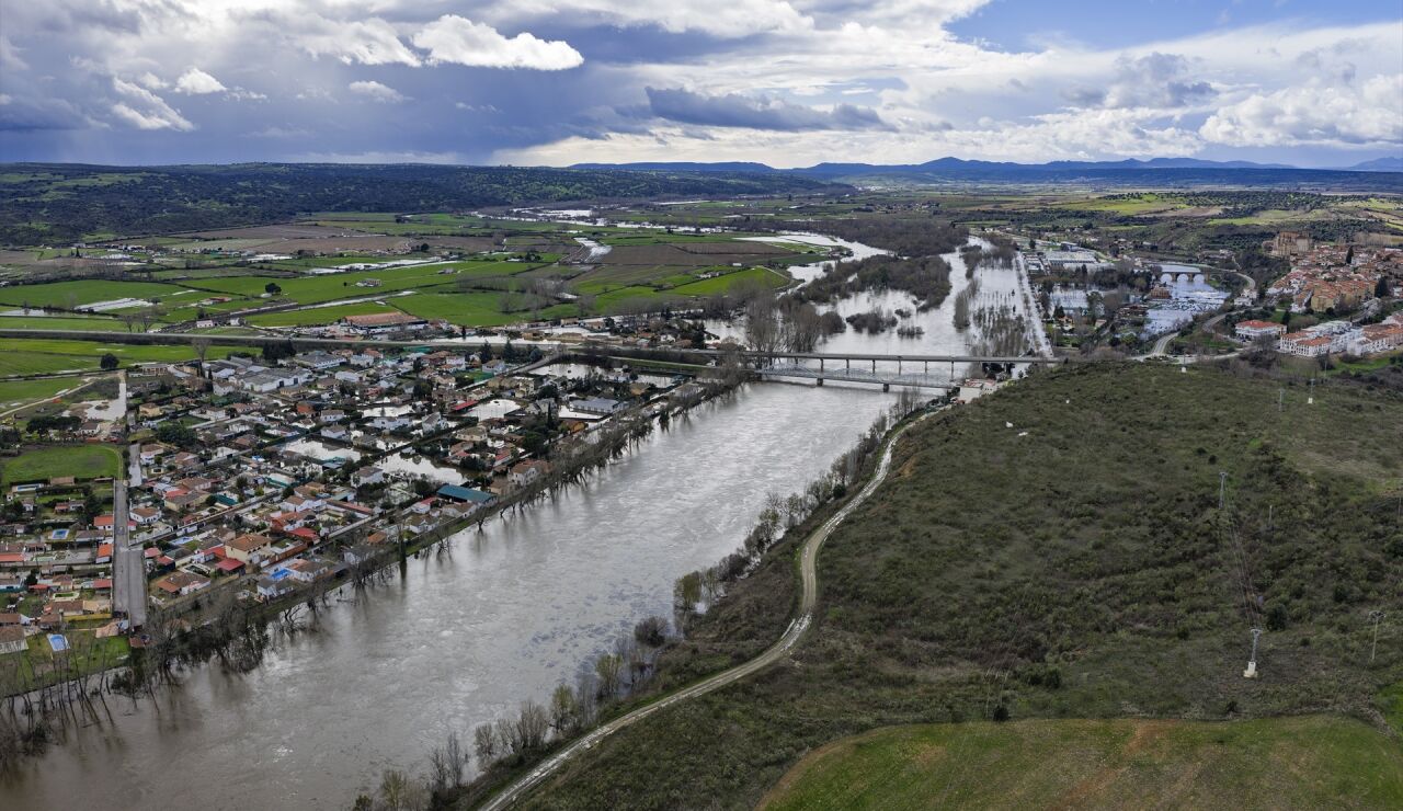Imagen del r&iacute;o Alag&oacute;n desbordado 