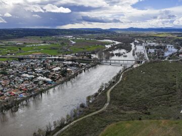 Imagen del r&iacute;o Alag&oacute;n desbordado 