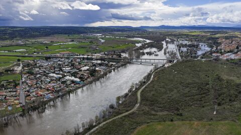 Imagen del r&iacute;o Alag&oacute;n desbordado 