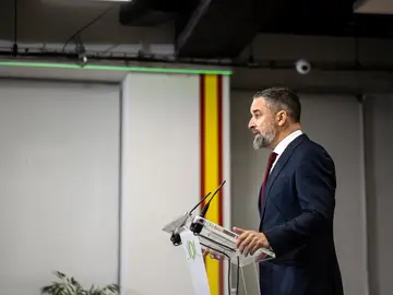Abascal tiende la mano a Azcón para pactar en Aragón, pero insiste en que el PP dé un giro a sus políticas Abascal tiende la mano a Azcón para pactar en Aragón, pero insiste en que el PP dé un giro a sus políticas