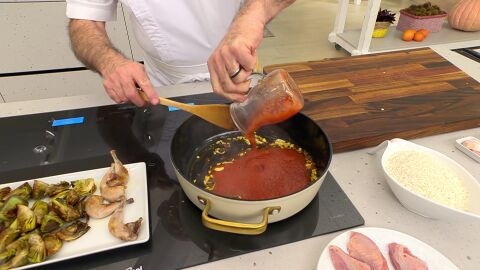 Cuando el ajo coja color, añade la salsa de tomate