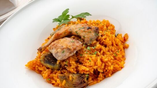 Arroz al horno con alcachofas y codornices