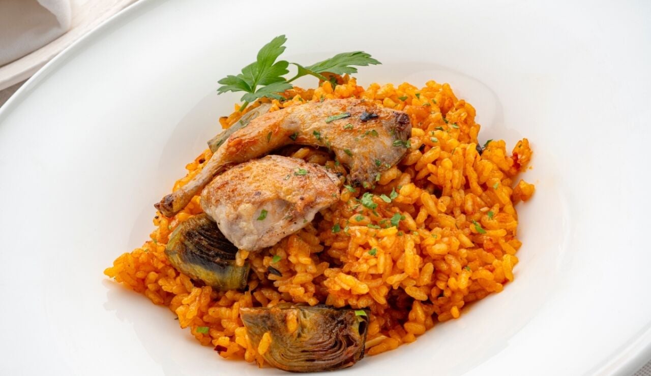 Arroz al horno con alcachofas y codornices