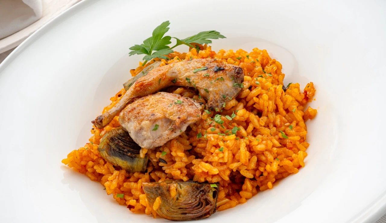 Arroz al horno con alcachofas y codornices