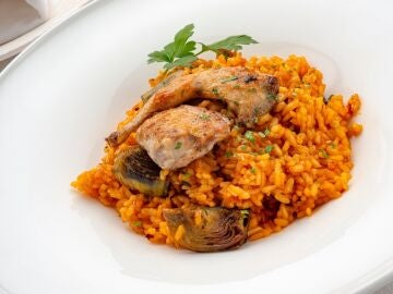 Arroz al horno con alcachofas y codornices