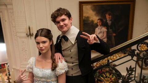 Florence Hunt como Hyacinth Bridgerton y Will Tilston como Gregory Bridgerton en la temporada 4 de Los Bridgerton