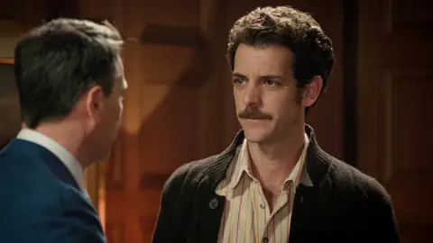 Gabriel rechaza el perfumen de Luis y le humilla: “Este negocio va de ganar dinero, no de tradiciones” Gabriel rechaza el perfumen de Luis y le humilla: “Este negocio va de ganar dinero, no de tradiciones”